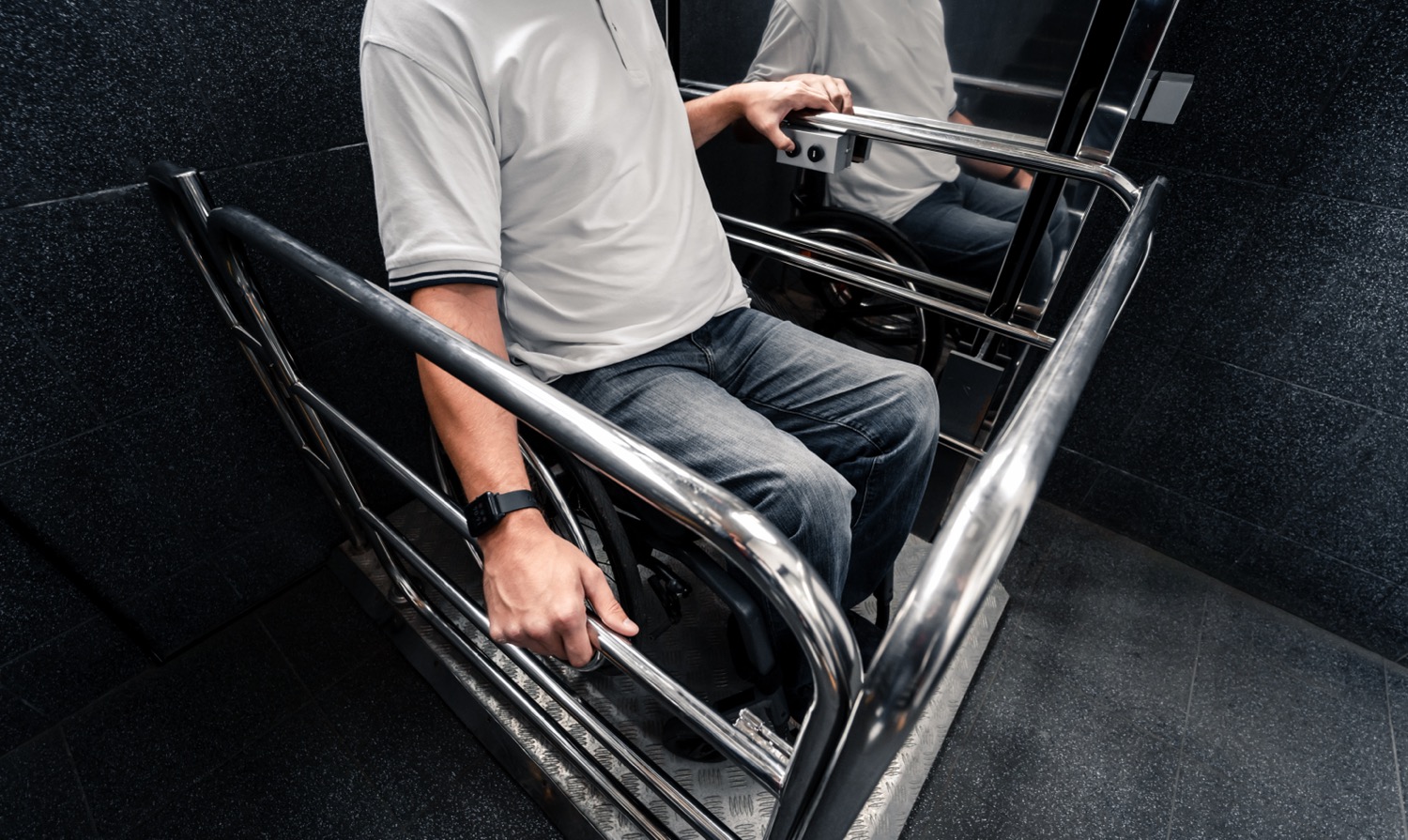 der spezielle aufzug fur menschen mit einer korperlichen behinderung 2